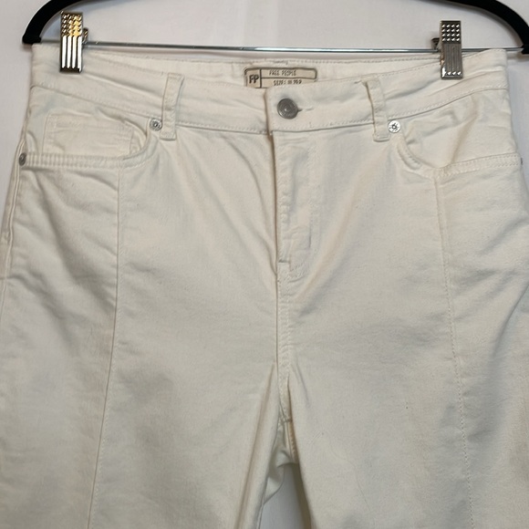 Free people white cropped jeans stretchy size 29r distressed bottom - Picture 3 of 7
